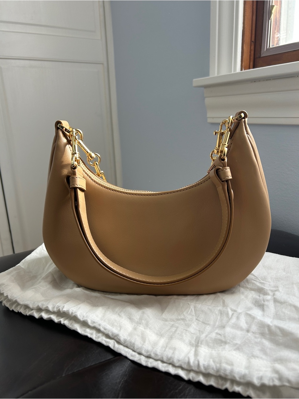 Marc Jacobs Tan Leather Shoulder Bag with Gold Chain - Picture 7 of 13